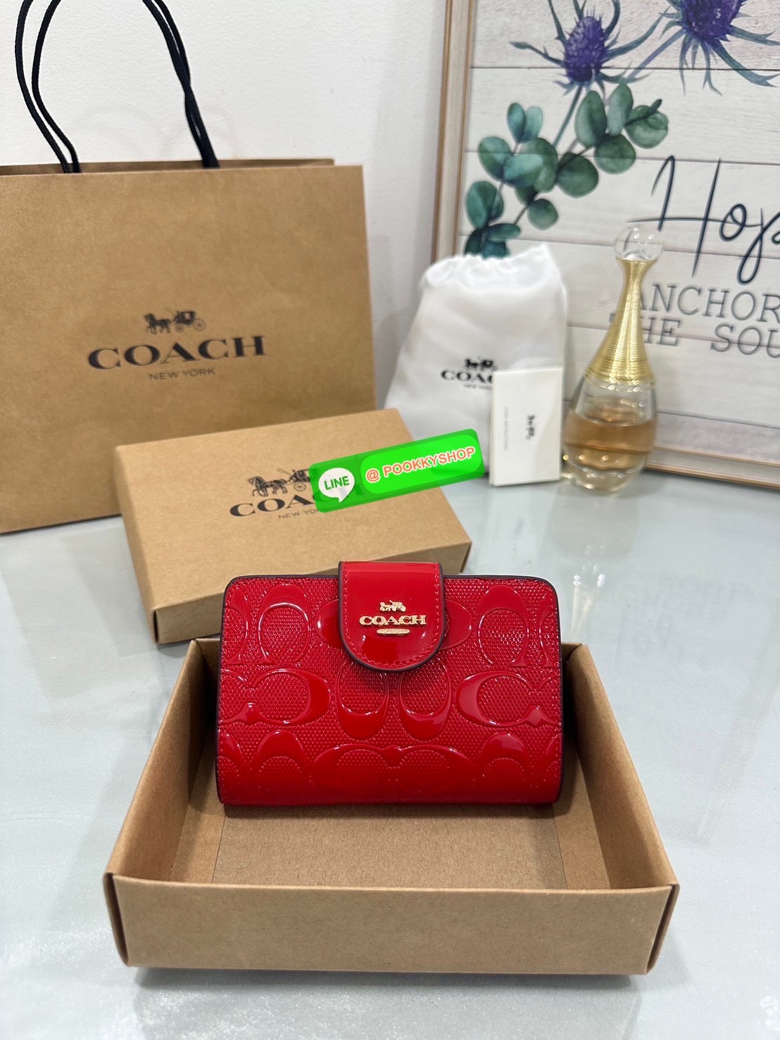 ❤️COACH MEDIUM CORNER ZIP WALLET IN SIGNATURE CANVAS💜 คอลเลคชั่นใหม่งานหรู งานดูแพง จัดให้เลย!! กระเป๋าสตางค์ใบกลาง ดีไซน์ใหม่ สุดหรู แค่เห็นก็ต้องเลิฟ ถือใช้ขับผิวทุกสี วัสดุหนังแท้ปั๊มลายนูนสวยคม ภายในมีช่องใส่บัตร ใส่ธนบัตรได้ครบ และมีช่