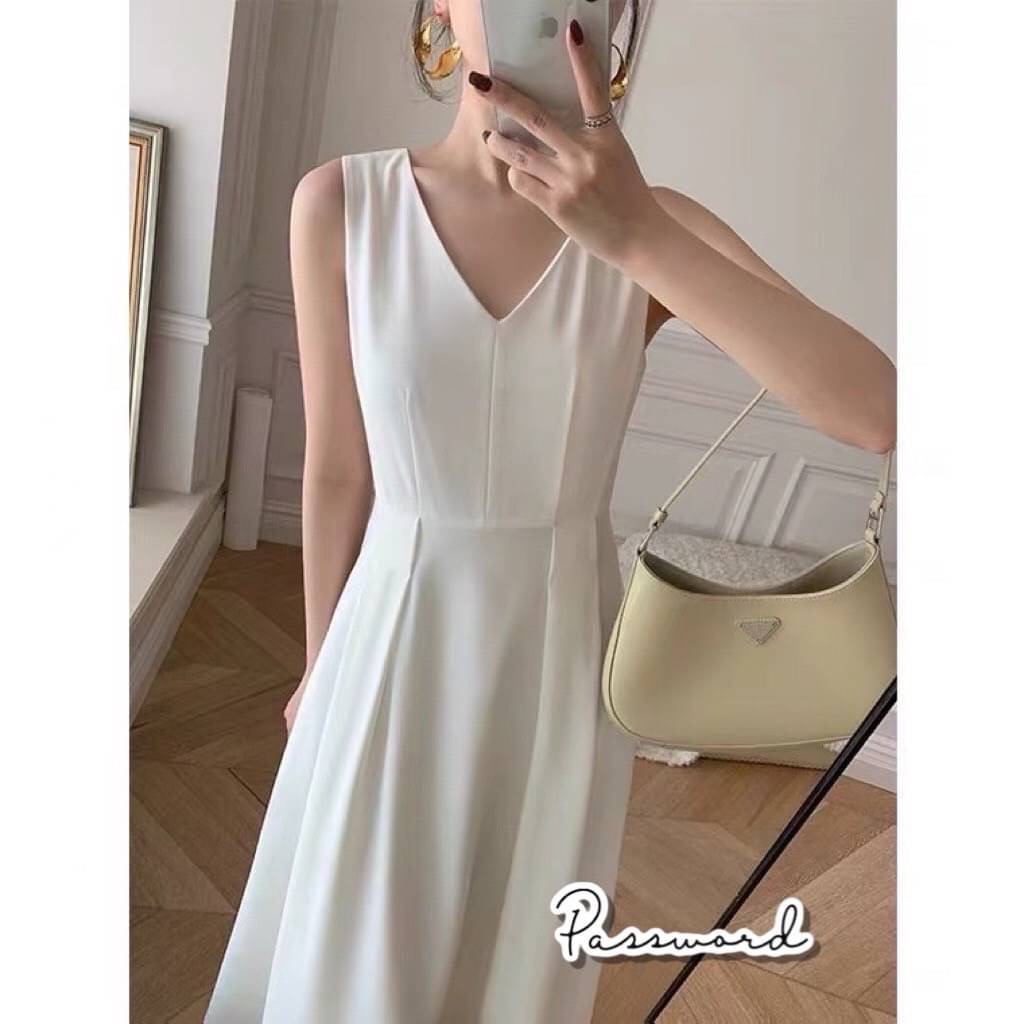 เดรสผ้าซาร่า ทรงสวยสะกดมาใหม่ค่า มีโบว์ผูกมาให้ด้วยน้า จะใส่ผูกซ้าย ขวา หน้า หลัง คือได้หมดค่ะ หรือใครสายชิล จะใส่ปล่อยๆ ก็ยังทรงสวยเน้อ เพราะ เราเย็บเอวให้เข้ารูป ใส่แล้วรับรองดูเป็นสาวเอวคอดแน่นอน แพทเทิร์นสวยปัง ใส่ไปทำงาน ไปดินเนอร์ ไปคาเฟ่ ได้ทุกลุคค