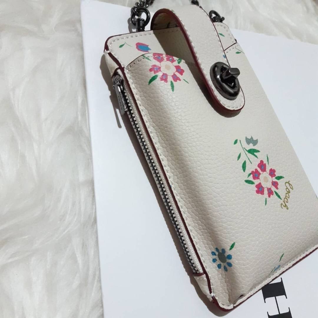 COACH 825 TURNLOCK CHAIN PHONE CROSSBODY IN BLOCKED SIGNATURE CANVAS ฮอตและปังกว่านี้ไม่มีแล้ว!! กระเป๋าเอนกประสงค์ สำหรับใส่โทรศัพท์ ใส่บัตรได้ มีช่องซิปแยกให้ด้วย ขนาดพกพาดีงาม!! 💕 ใส่โทรศัพท์ได้ทุกรุ่นน้า สายสะพายยาวประมาณ 23" (วัดจากไหล่)