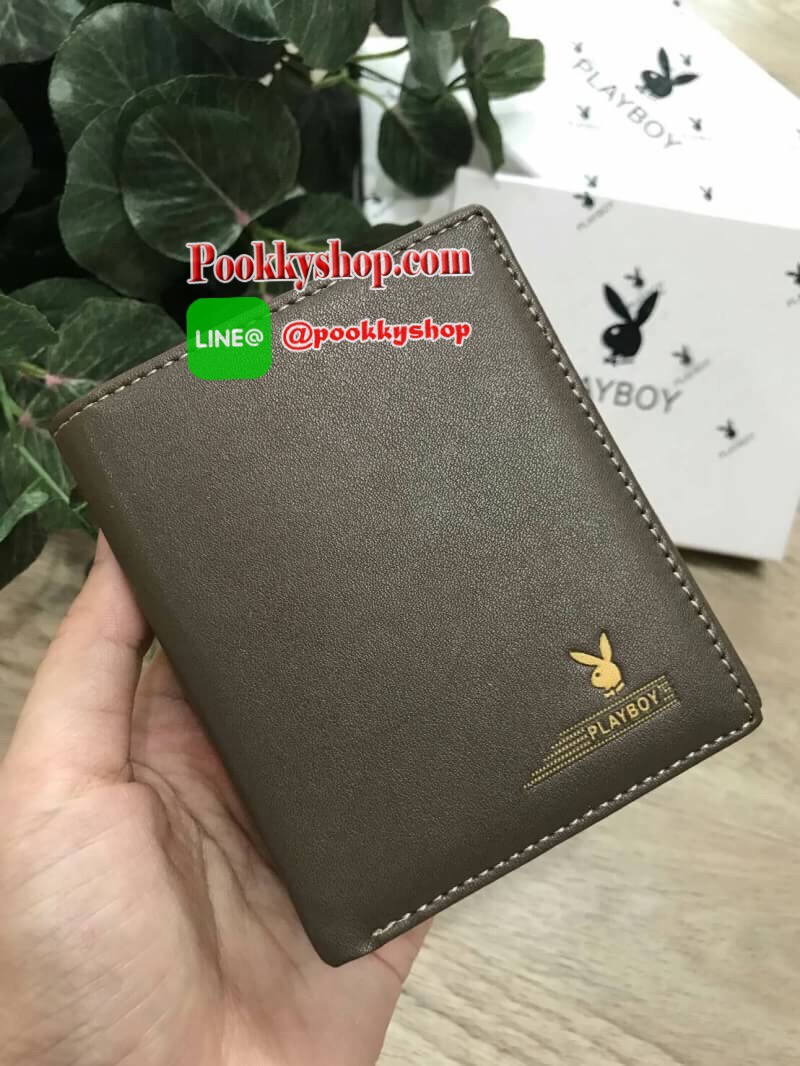 พร้อมส่ง4สี Must Have! PLAYBOY SHORT WALLET กระเป๋าสตางค์สั้นพับ2ตอน Limited Edition จาก Playboy วัสดุหนังแกะสังเคราะห์แบบนิ่ม ด้านหน้าและด้านในปั้มโลโก้แบรนด์ ขนาดกำลังดีไม่หนาพกพาสะดวกค่ะ ภายในมีทั้งช่องใส่รูป ใส่บัตร ช่องใส่ธนบัตร ซับในลาย Playboy ล๊อต