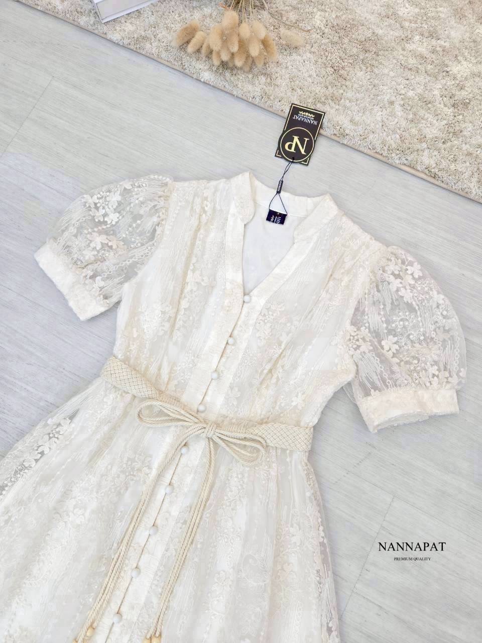 สวยตะโกนเลยค่าา งานเดรสยาว ผ้าลูกไม้แบบพรีเมี่ยมมากๆ นานๆจะมีแบบนี้มาที ใส่ไปดินเนอร์ คาเฟ่ สวยหรูดูดีแน่นอนค่าา ผ้าลูกไม้เค้าดีมากเลยคะ นุ่ม คือไม่คันเลย แล้วซับในยาวด้วย คือเริดด ชอบความที่เค้ามีเชือกผูกเอว มันเข้ากับชุดมาก ทำให้เข้ารูปเก็บทรงสวย ใส่ถ่า