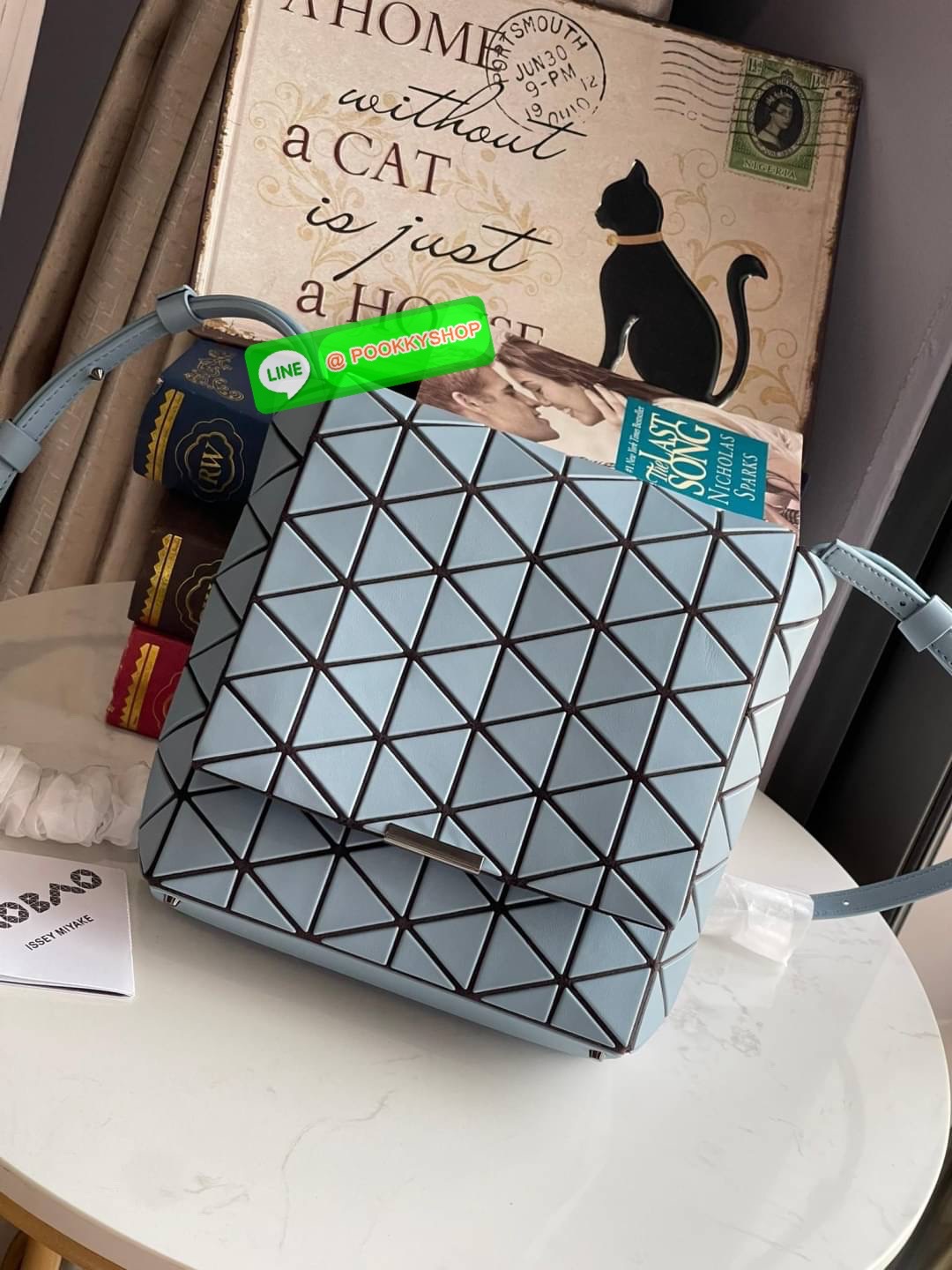 💕Baobao Issey Miyake Off-White Flap Messenger Bag(Large) สำหรับใครที่ต้องการใช้งานแบบเน้นการเคลื่อนไหวที่คล่องตัว แนะนำรุ่นนี้เลยคะ มาพร้อมแผ่นรูปทรงสามเหลี่ยมอันโดดเด่นแฝงไปด้วยความทันสมัยบ่งบอกถึงความเป็นเอกลักษณ์ของแบรนด์ได้เป็นอย่างดี ซึ่งสายส