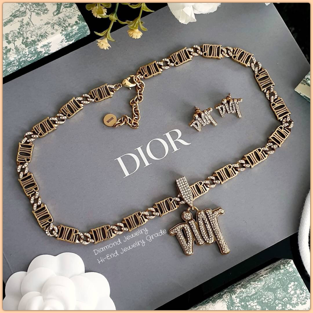 Super Hi-End Quality !!!! ((งาน 1:1 เหมือนในช็อปมากที่สุดในท้องตลาด)) Christian Dior Accessories งาน 1:1 เหมือนของแท้เป๊ะๆค่ะ รับรองงานสวยมากกกกก ดูหรู ดูผู้ดีสุดๆ งานดี คุณภาพดีมากๆมากๆคะรับประกันความพอใจเลยค่ะ ตัวเรือนสีทองตามรูป ไฮโซมากค่ะ คอนเฟิม !!!!