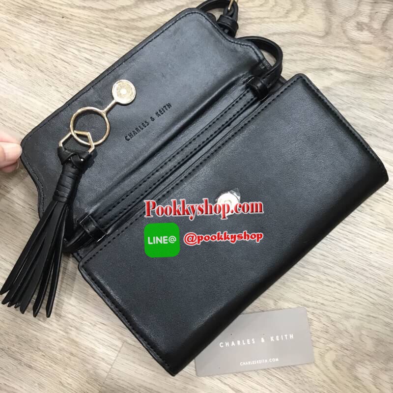 Don't Miss! CHARLES&KEITH WALLET กระเป๋าคลัชรุ่นใหม่ล่าสุดแบบชนช็อปเปิดปิดด้วยฝาปิดกำมะหยี่กระดุมแม่เหล็กประดับพู่หนังดูมีดีเทล ด้านหน้ามีโลโก้แบรนด์ ภายในมีทั้งช่องซิปและช่องใส่บัตรหลายช่องสามารถใส่ธนบัตร มือถือ เหรียญและบัตรได้เยอะ ด้านหลังมีอีก1ช่