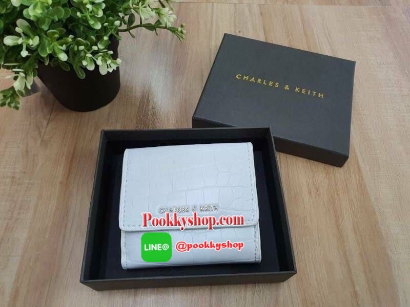 charleskeith Croc effect short wallet กระเป๋าสตางค์ใบสั้นมาด้วยลายหนังจรเข้ ด้านหน้าติดชื่อแบรนด์ รุ่นนี้เป็นแบบ 3 พับ ด้านหลังเป็นช่องใส่เหรียญ สวยสมคำร่ำลือมากๆ เลยจ้า มาครบ 5 สี จัดไปอย่างด่วนเลยจ้า