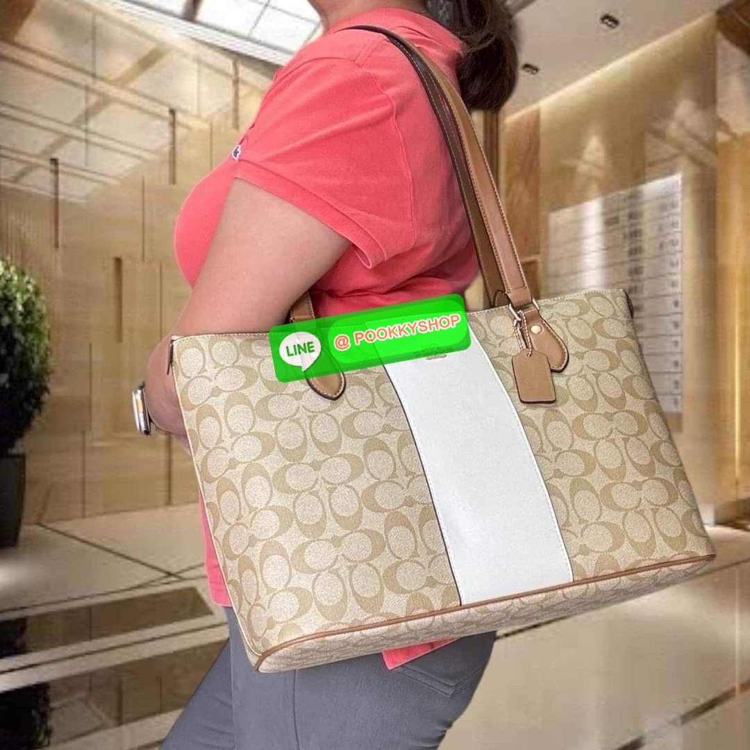 Coach Gallery Tote In Signature Canvas With Stripe (CR121) 🔖กระเป๋าทรงโท้ทใบใหญ่ ทรงช้อปปิ้ง โดดเด่นด้วยหนังตัดแทบด้านหน้า 🔖วัสดุ : หนังแคนวาสตัดหนังแท้ 🔖เปิด-ปิดด้วยซิปด้านบน ภายในโล่ง มีช่องซิป1ช่อง สามารถ ใส่แฟ้มเอกสารได้