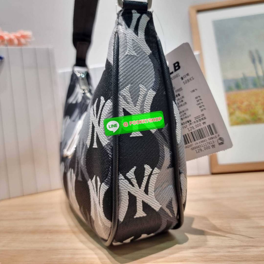 MLB MONOGRAM HOBO BAG สวยไม่ซ้ำ ใหม่ก่อนใคร กับแบรนด์จากเกาหลีเกาใจ น้องใหม่มาแรง!! กับกระเป๋าทรงพอช ที่ใช้งานได้ง่ายมากๆ ขนาดกำลังดี ดีไซน์ลวดลายโมโนแกรมเอกลักษณ์ ลงบนผ้า jacquard ได้อย่างลงตัวและสวยงาม มาพร้อมสายคล้องในตัว และสายครอสแบบสปอร์ต ทนทาน จึงส