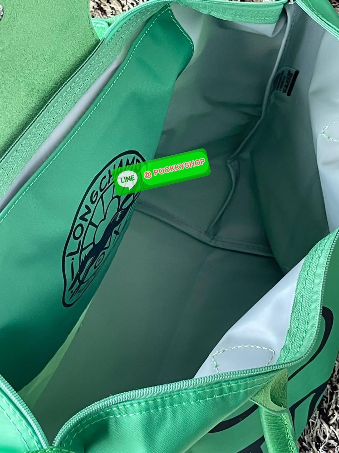 ð Longchamp x AndrÃĐ Le Pliage Large Shoulder Bag āļāļāļĨāđāļĨāļāļāļąāđāļāļŠāļļāļāļāļīāđāļĻāļĐāļāļēāļāļĨāļāļāļāļāļāļāđ âLongchamp & AndrÃĐâ āļāļĩāđāļĄāļĩāļĻāļīāļĨāļāļīāļāļāļĢāļēāļāļīāļāļĩāđāļāļ·āđāļāļāļąāļ āļāļąāļāđāļāļĢ āļāļēāđāļĢāļ§āļē (Mr. AndrÃĐ Saraiva) āđāļāđāļēāļāļāļāļāļēāđāļĢāļāđāļāļāļĢāđāļāļēāļĢāđāļāļđāļāļŠāļļāļāļĢāđāļēāđāļĢāļīāļāļāļĒāđāļēāļ âāļĄāļīāļŠāđāļāļāļĢāđāđāļ (Mr. A)â āļĄāļēāļĢāđāļ§āļĄāļāļāļāđāļāļāļāļĢāļ°āđāļāđāļēāļāļāļĨāđāļĨāļāļ