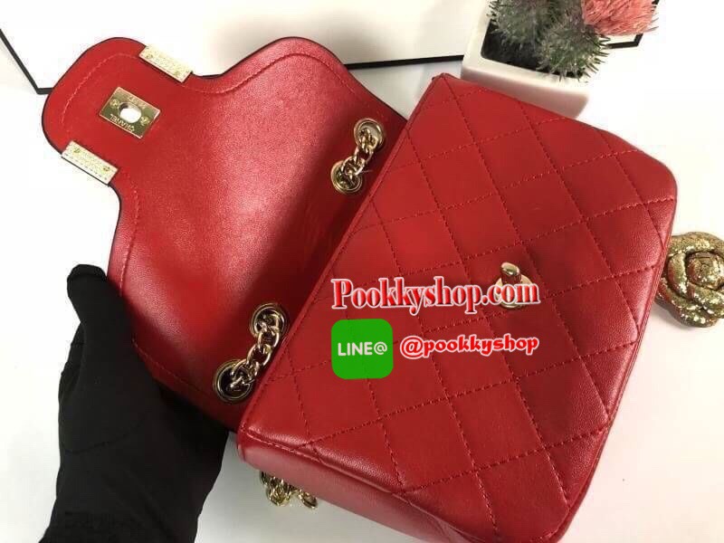 Chanel อเนกประสงค์ รุ่น Limited edition วัสดุหนังแกะเรียบขนาดเล็กกะทัดรัดน้ำหนักเบามีช่องใส่ของจุกจิกเปิดปิดด้วยฝาปิดกระดุม และซิป มีช่องใส่บัตร ช่องซิป ใส่กระเป๋าสตางค์ใบกลางได้ค่ะตัวจริงสวยมากๆถูกใจรีบจองนะคะใส่มือถือได้ทุกรุ่นสายสะพายยาวคู่สะพายได้สองแ