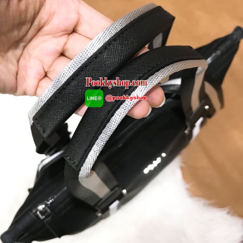 Don't Miss! PRADA NYLON LARGE HANDBAG กระเป๋าถือหรือสะพาย Limited edition VIP Gift With Purchase (GWP) จากเคาน์เตอร์แบรนด์วัสดุ Nylon&Polyester100% เนื้อหนาคุณภาพดีตามแบบฉบับแบรนด์ ด้านหน้าประดับโลโก้เปิดปิดด้วยซิปสะดวกใช้ หูกระเป๋าและสายสะพายสีดำตัด