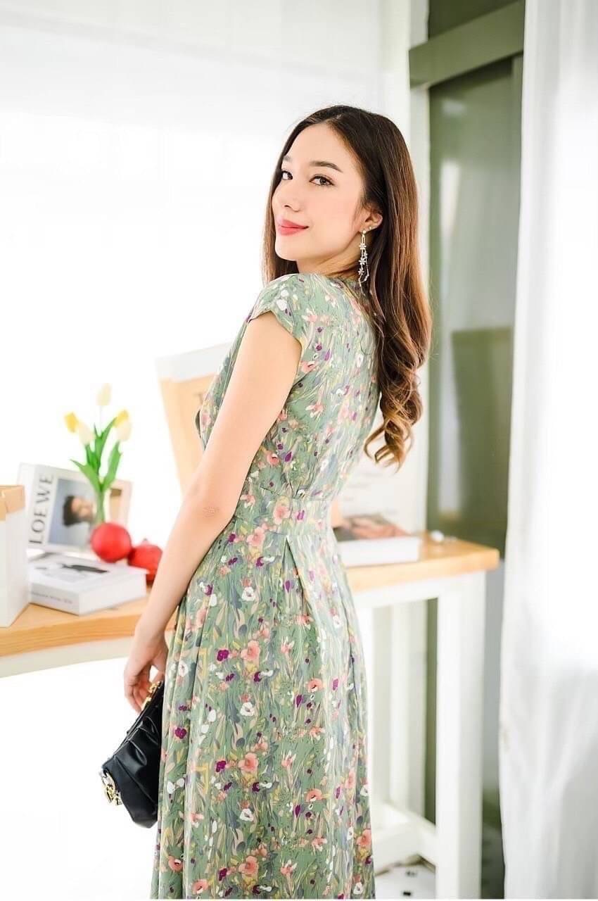 Dress ผ้าลายคอเหลี่ยมแขนยกไหล่นิดหน่อย ทรงเข้ารูปต่อเอวใส่ออกมาคือพอดีตัว ผ้าสวยเนื้อนิ่มลื่น ใส่สบาย งานซับในเย็บเก็บชาย ซิปหลังซ่อน