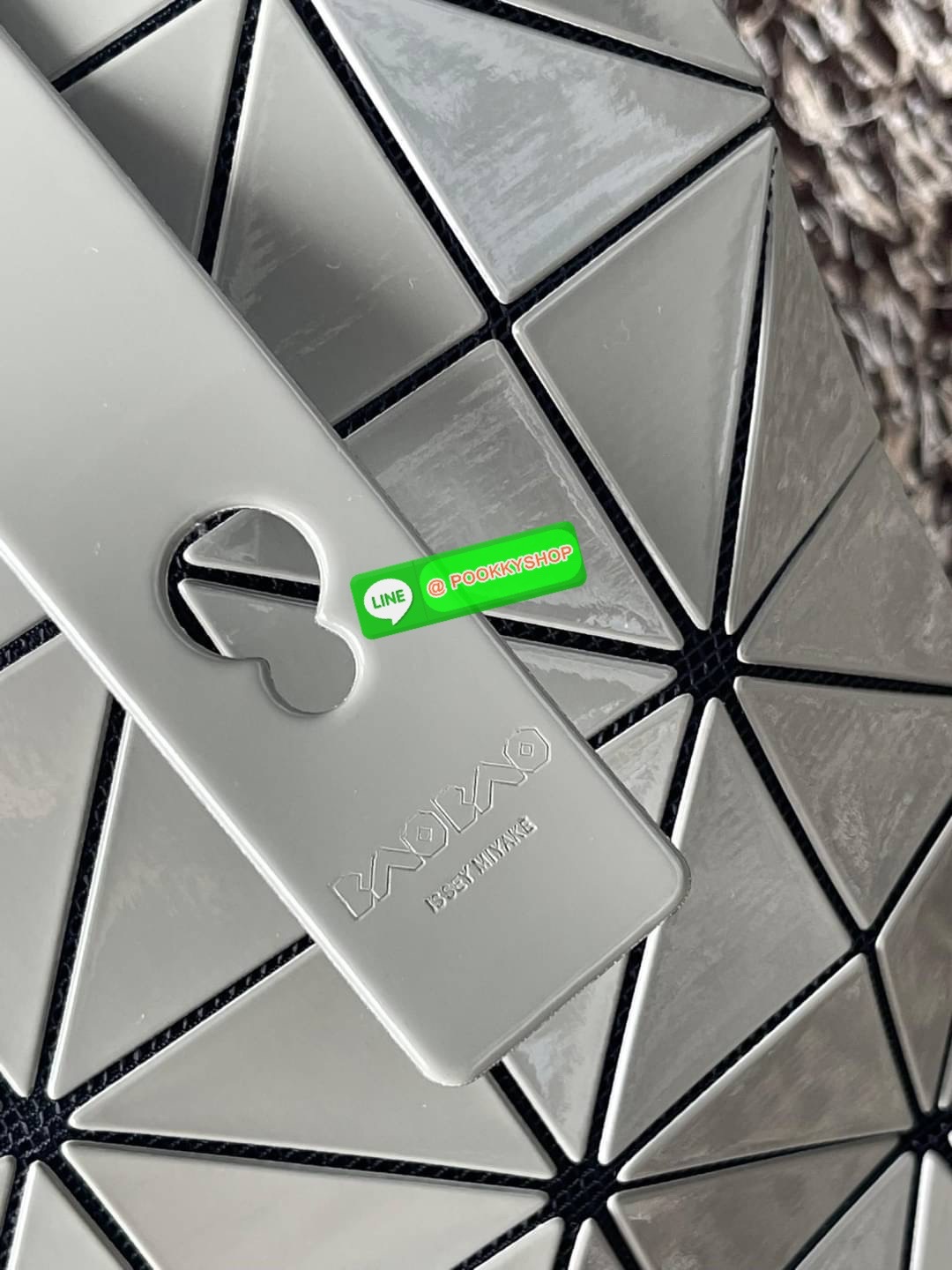 💕 Bao Bao Issey Miyake ROCK MATTE ซีรีส์นี้จะเป็นทรงสี่เหลี่ยมผืนผ้า มีซิปปิดด้านบน ถือเป็นรุ่นที่เหมาะกับการใช้งานในชีวิตประจำวัน สามารถพับมุมและบริเวณด้านล่างของกระเป๋าเพื่อเพิ่มความสะดวกสบายในการใช้งาน ทั้งยังช่วยให้วางกระเป๋าในแนวตั้งได้อีกด้ว