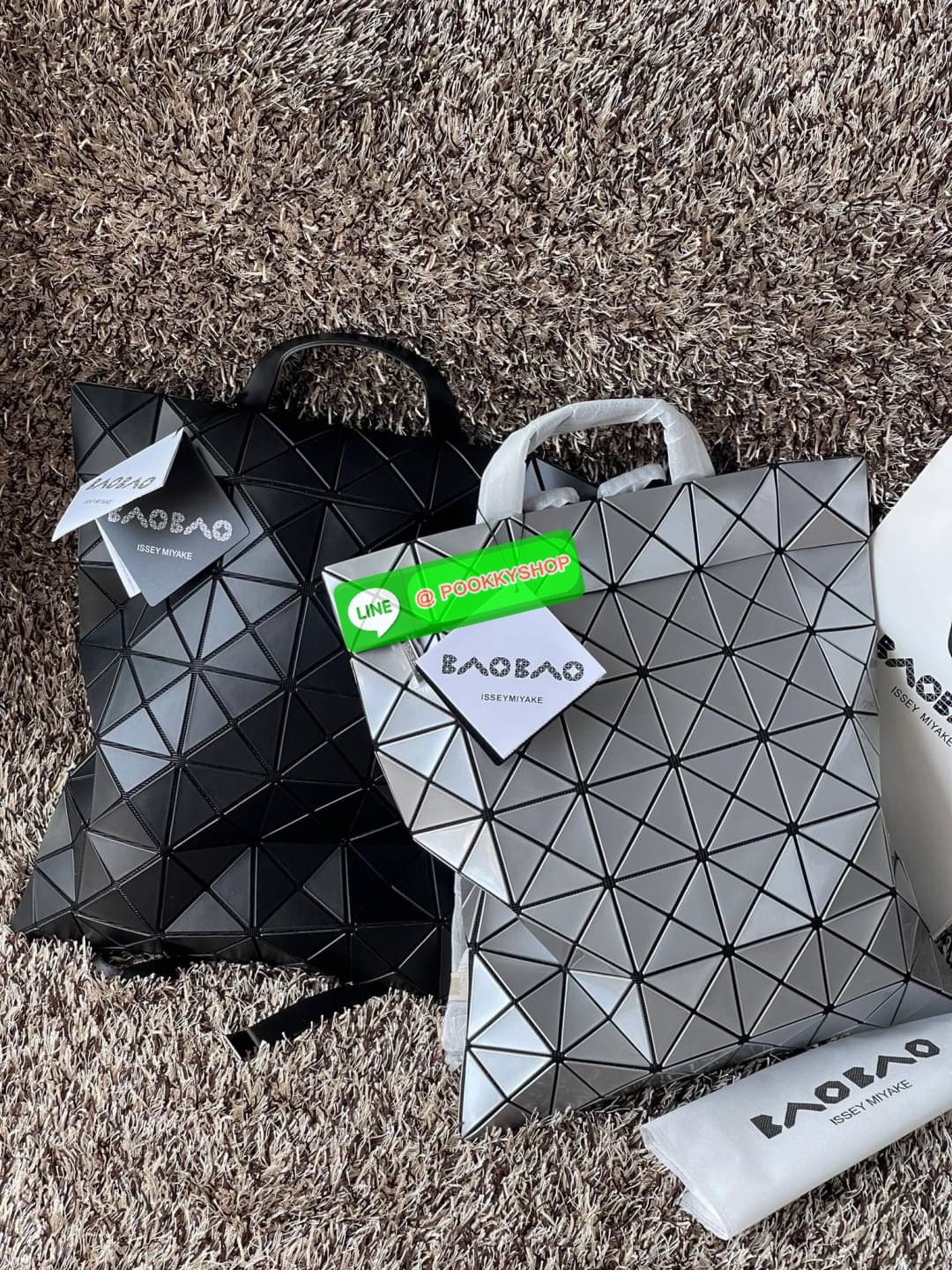 💕BAO BAO ISSEY MIYAKE FLAT PACK BACKPACK รุ่นนี้มีขนาดปานกลาง ไม่เล็กไม่ใหญ่จนเกินไป ดีไซน์เก๋ตามแบบฉบับของแบรนด์ มองเผิน ๆ อาจจะคิดว่ากระเป๋าแบนคงจุของได้ไม่เยอะ แต่บอกเลยว่าใส่ของได้เยอะกว่าที่คิด ด้วยดีไซน์รูปทรงสามเหลี่ยมที่ประกบกัน เมื่อใส่ขอ