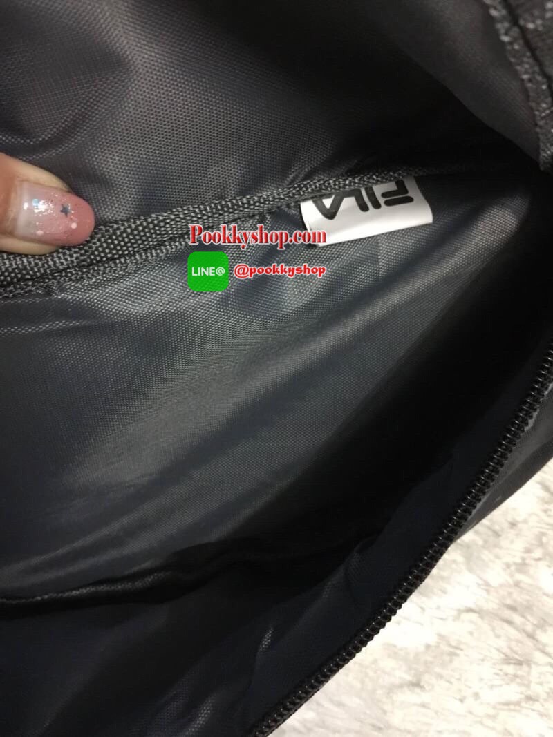 FILA Waist Bag.. รับซัมเมอร์ด้วยลวดลายเกร๋ๆ กระเป๋าคาดอกคาดเอว FILA แบรนด์ฮิตที่ไม่เคยตกเทรน มาให้สะพายกันก่อนใคร ด้วยดีไซต์ลวดลายที่แมทกันอย่างลงตัว ด้านหน้าสกรีนแบรนด์ วัสดุNYLON 100% เคลื่อบเงาอีก 1 ชั้น กันน้ำได้ในระดับหนึ่ง.. เปิดปิดด้วยซิปยาว จุของไ