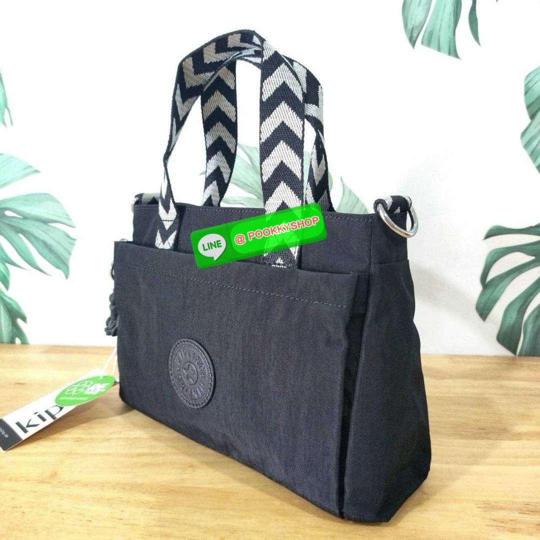 Kipling Kanaan กระเป๋าถือหรือสะพาย ขนาดเล็ก กะทัดรัด ดีไซน์เรียบ หรู วัสดุ ด้านนอก Nylon+ ซับใน Recycled Polyester มีช่องแยกใช้งานหลายช่อง ประกอบด้วย -ช่องซิแด้านหน้า 1 ช่อง -ช่องใช้งานหลักด้านใน 1 ช่อง พร้อมช่องแยกจัดเก็บ และ ช่องซิปย่อย -ด้้านหลังมีช่อง