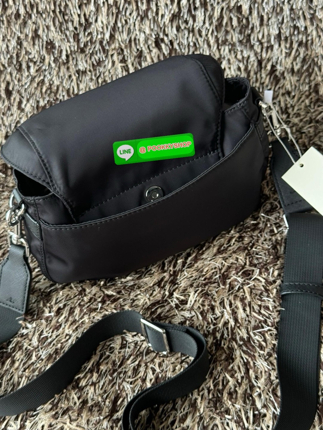 TORY BURCH VIRGINIA SMALL MESSENGER เป็นกระเป๋าที่มีรูปแบบการเปิด-ปิดด้วยกระดุมแม่เหล็ก ทำให้ปากกระเป๋าเปิดง่ายและหยิบสิ่งของสะดวก ซึ่งภายในฐานกระเป๋ามีความกว้างขวางพอสมควร เก็บสิ่งของต่าง ๆ ได้ดั่งใจ มาพร้อมดีไซน์เรียบง่ายสีดำประดับด้วยโลโก้แบรนด์อันเป็น