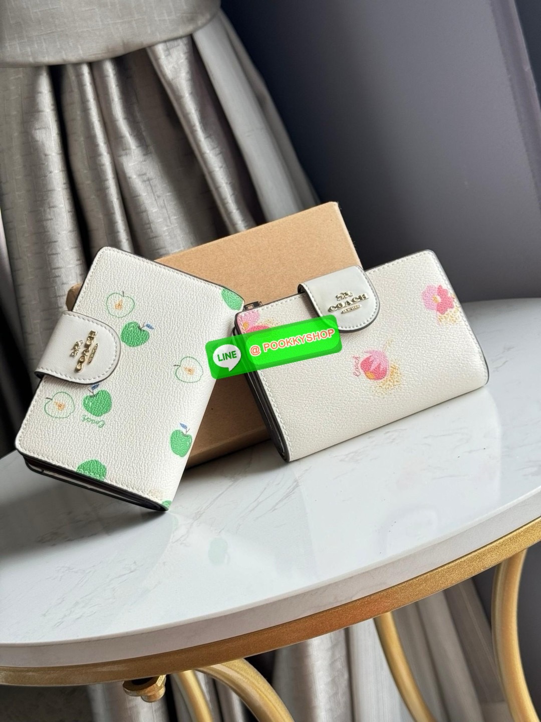 COACH MEDIUM CORNER ZIP WALLET IN SIGNATURE CANVAS กระเป๋าสตางค์ขนาดกลางที่ถือว่าเป็นไอเทม Must Have ของทุกเพศทุกวัยที่ต้องพกติดตัวไว้ตลอดเวลา เพราะนอกจากจะช่วยจัดเก็บเงิน บัตรประชาชน บัตรเครดิตและต่าง ๆ ให้เป็นระเบียบเรียบร้อยยังต้องคำนึงถึงประโยชน์ใช้สอ