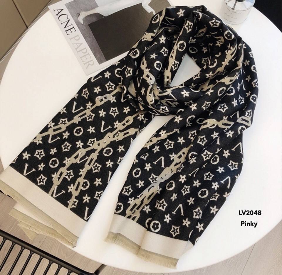 พร้อมส่ง LV2048 ผ้าคลุมไหล่ LV2048 งานนำเข้าแบรนด์LV รุ่นนี้เป็นผ้ามันวาว เด่นมาก ไฮโซตามแบรนด์เค้าเลย ผ้าไม่หนามาก อุ่นเหมือนผ้าห่ม เป็น accessories ได้ทั้งหน้าร้อน และหน้าหนาว
