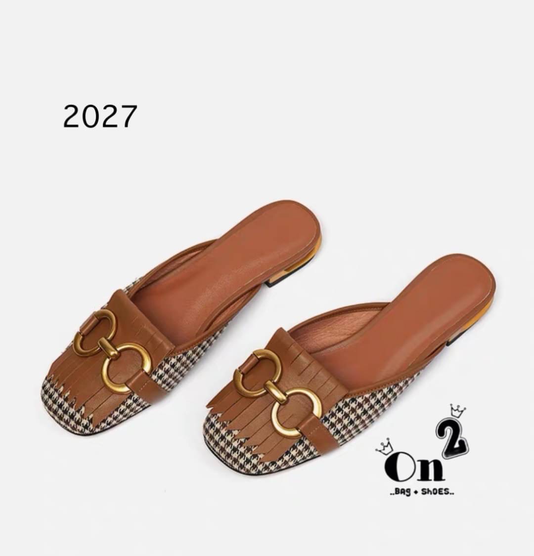 แบบใหม่ พร้อมส่งรองเท้าหัวคัชชูเปิดหลังรัดข้อเท้า หน้าแต่งอะไหล่ทองเหลือง สไตล์แบรนด์ส้นเป็นอะไหล่ทองสวยหรู คู่นี้ใส่แมทกับชุดได้ง่ายทั้งกางเกงและกระโปรงได้หมดทรงสวย