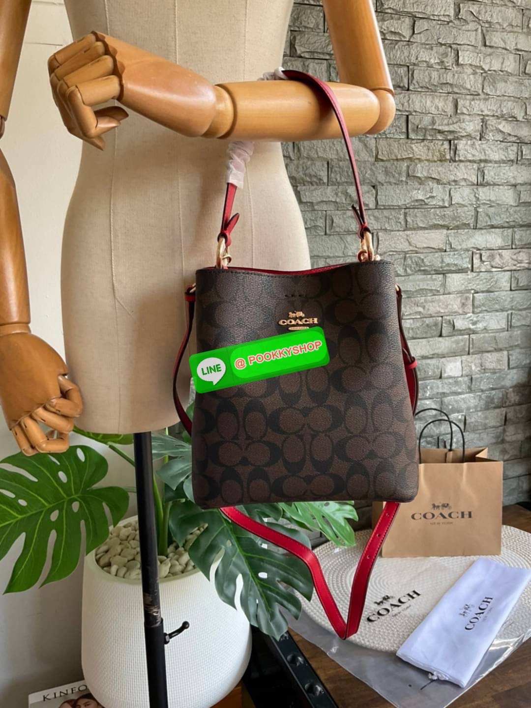 COACH SMALL TOWN BUCKET BAG IN SIGNATURE CANVAS รุ่น 2312 Collection บักเก็ตคลาสสิค รุ่นยอดนิยม กำลังมาแรงมากๆ กระเป๋าสะพายไหล่ และ Cross Body วัสดุหนังแคนวาสอย่างดี มาพร้อมสายสะพายสะพายไหล่ถอดออกไม่ได้ / สายสะพายยาว สายถอดออกได้ มี 3 ช่องใช้งาน