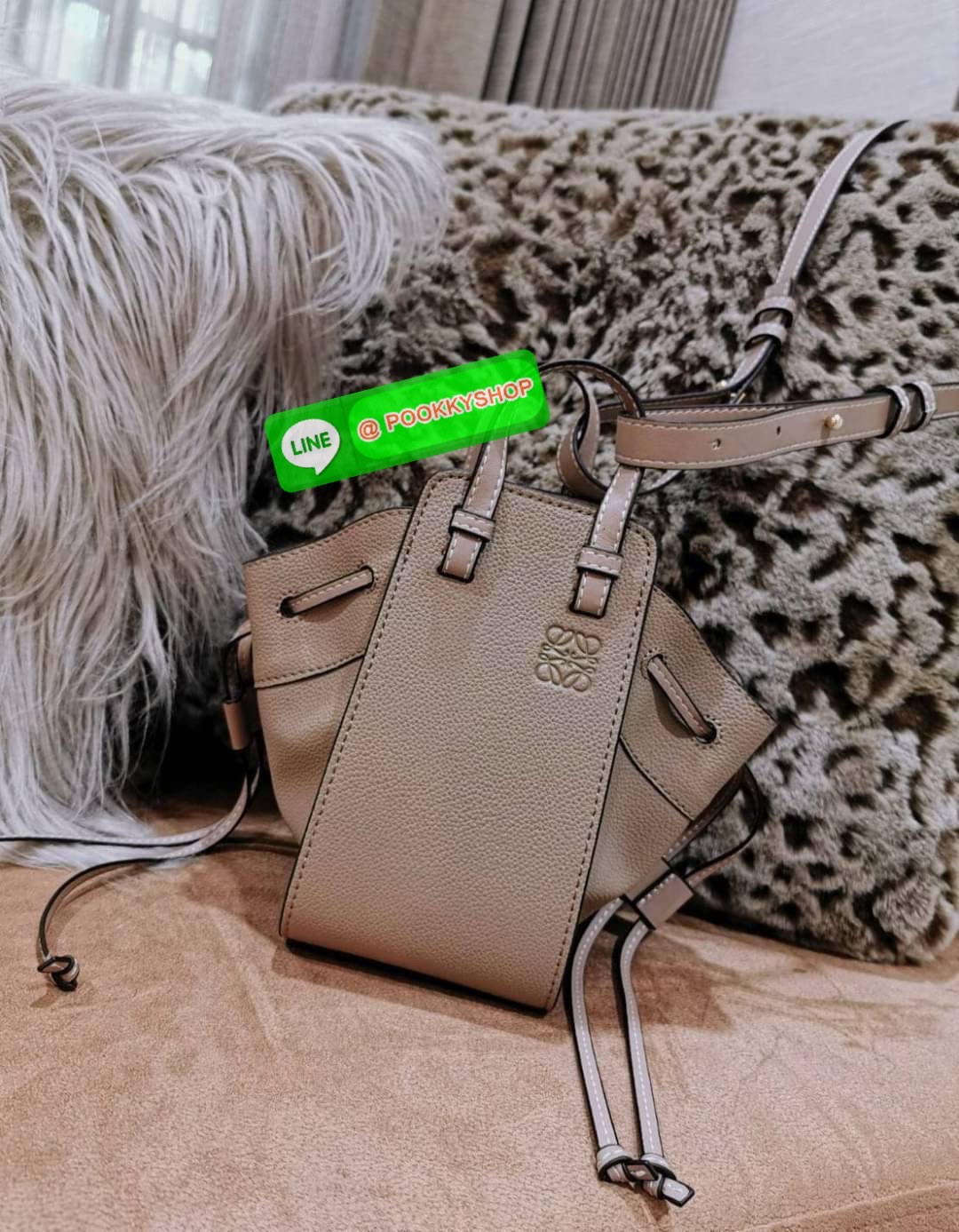 ✴️ห้ามพลาด!✴️LOEWE HANDLE & SHOULDER BAG GIFT WITH PURCHASE (GWP) กระเป๋าถือหรือสะพายหนังแท้พรีเมี่ยมกิ๊ฟ Limited จาก LOEWE PERFUME DUTYFREE รุ่น Rare items สุดๆวัสดุหนังแท้ Calfskin หนังสวยดีไซน์คงเอกลักษณ์แบรนด์ สามารถปรับใช้ได้หลายทรงด้าน