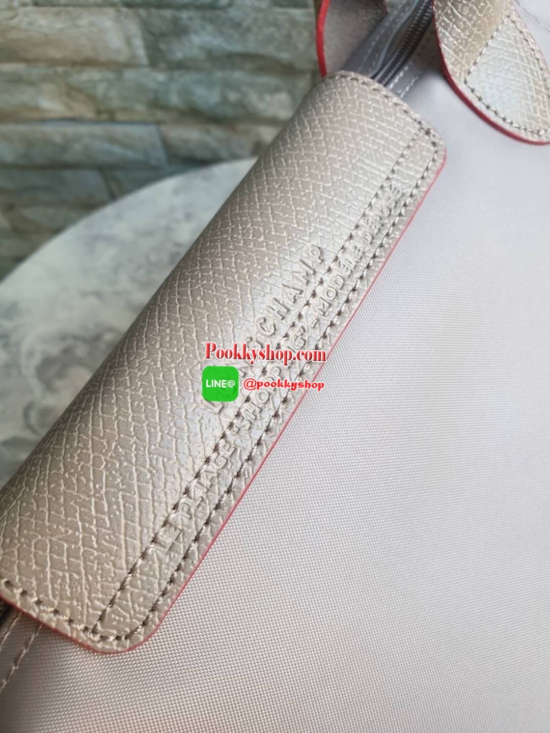 Longchamp Le Pliage Club Tote Bag Size L หูยาว วัสดุเนื้อผ้า Nylon Canvas เคลือบกันนำ้ ตัดด้วยหนังแท้ที่มีน้ำหนักเบา ดีไซน์เรียบง่ายแต่เต็มไปด้วยความคลาสสิก จนเป็นที่ชื่นชอบไปทั่วโลก Longchamp ปรับโฉม LE PLIAGE ด้วยการปักลายรูปม้า-ตราสัญลักษณ์ของแบรนด์บนผ