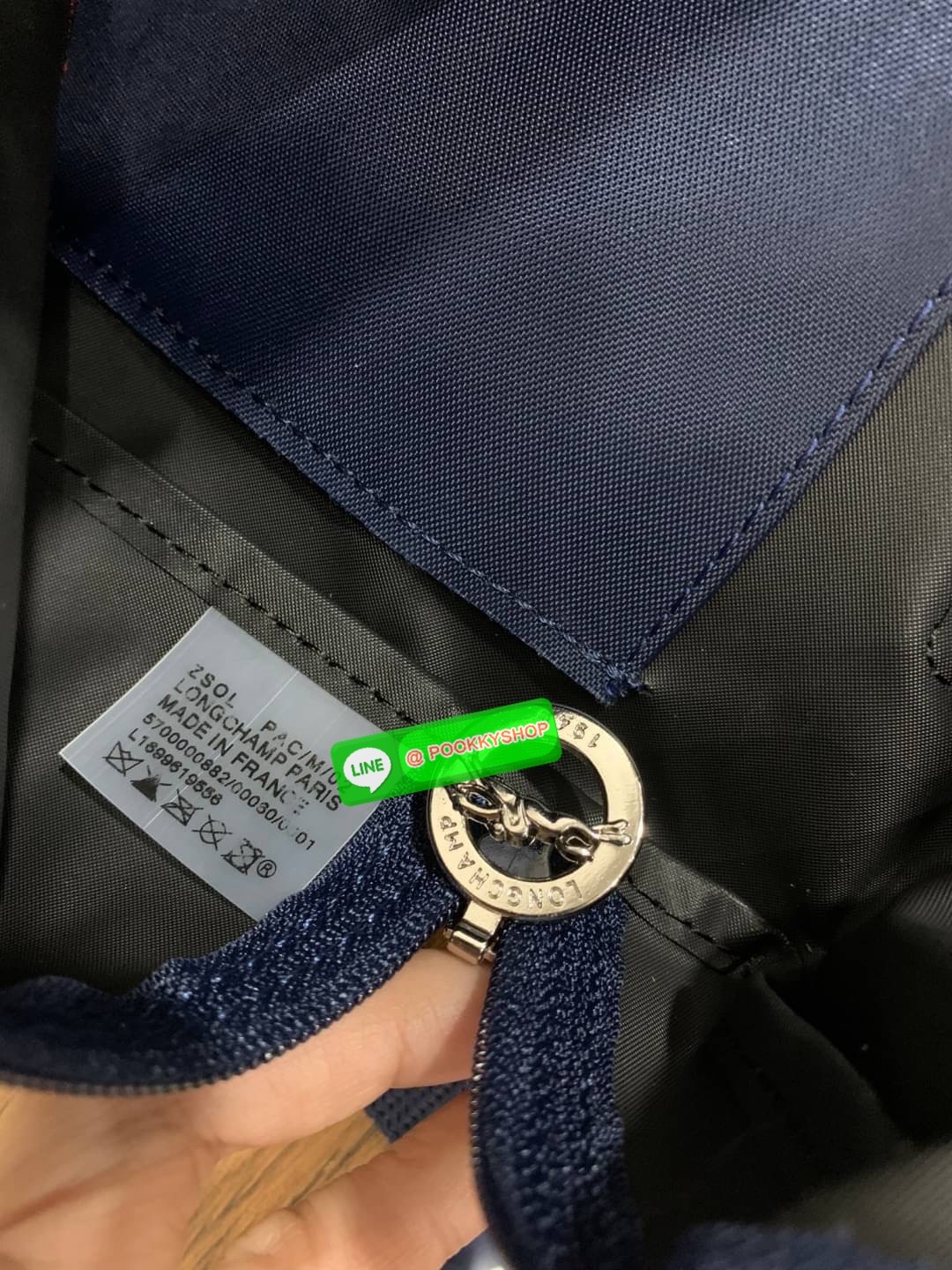 💕Longchamp LE PLIAGE Club Backpack พบกับอีกหนึ่งสไตล์ของLongchamp ที่เป็นรุ่นยอดนิยมอีกรุ่น สำหรับสาวแฟชั่นหัวทันสมัย เติมความพิเศษให้กับลุคด้วย ยังมีสีให้เลือกเยอะเรียกได้ว่าชอบสีโทนไหน ชอบแต่งตัวสไตล์ไหนก็เอาไปแมทช์กันได้เลย เป็นกระเป๋าเป้ในไม่ก