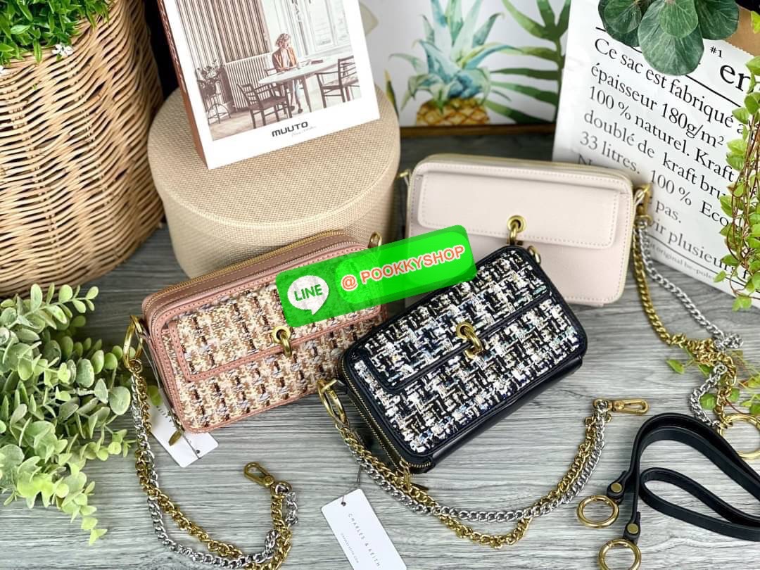 Charles & Keith Tweed Boxy Crossbody Bag กระเป๋าดีไซน์ทรงกล่องแต่ลายผ้าทวิต(สีชมพู,ดำ) ใส่ iPhone 12 Pro Max ได้ ใช้เป็นกระเป๋าเงินและกระเป๋าสะพายในใบเดียว รุ่นนี้วางอยู่ทรง สามารถใช้งานได้ 3 แบบ 1.สายโซ่ 2.สายหนัง 3.สายโซ่ต่อสายหนังสะพายแบบครอสบอดี้ สีสว