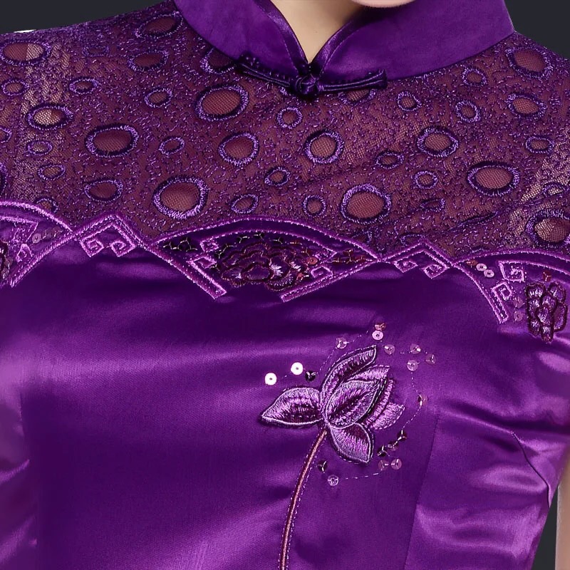 สีแดง คอจีน แต่งซีทรู และปักฉลุ ช่วงอก งานผ้าไหมสวยหรู เนื้องานละเมียด สวยกรูสุดๆคะ กระโปรง สาวๆ ที่ใฝ่ฝันอยากใส่กี่เพ้า สวยๆ อย่าพลาดเลยนะคะ งานมีระดับ ในราคาไม่แพงเลย.. ขอบอก .. ความเหมือนของสินค้าจริง กับภาพตัวอย่าง 99.99%