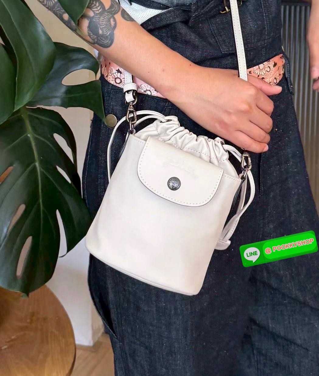 NEW ARRIVAL! LONGCHAMP LE PLIAGE XTRA XS BUCKET BAG ต้องบอกก่อนว่ารุ่นนี้เป็นรุ่นที่ใช้ออกมาแล้วไม่มีคำว่าผิดหวัง ออกแบบมาสวยแบบตัวแม่เลยค่าา 🔖พร้อมส่งทันที! กับกระเป๋าทรงบัคเกต หนังแท้smooth leather อย่างดี ใบกลางเจ้าลำตัวแล้วสวยมากก