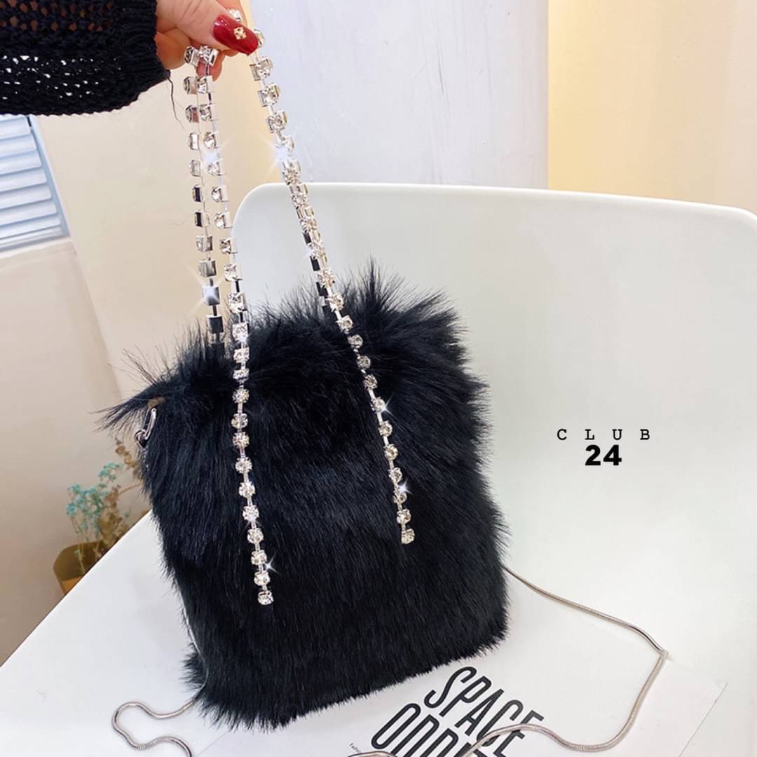 𝑵𝑬𝑾 𝑵𝑬𝑾‼️ ตอนรับเทศกาลที่จะถึงนี้ กระเป๋าขน รุ่นนี้เป็นขนนิ่มๆนุ่มๆเลยคะ ทรงสี่เหลี่ยม ตรงสายถือเป็นเพรช มีสายสะพายยาวข้างได้ น่ารักสุดๆ ทุกคนต้องมีนะคะ บอกเลยถือแล้วไม่ซ้ำใครแน่นอน