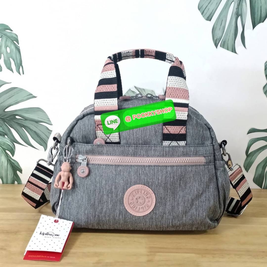 Kipling K1006 Handbag กระเป๋าถือหรือสะพาย วัสดุ Polyester 100% รุ่นใหม่ มีให้เลือกทั้งแบบเรียบ และ ลายน่ารัก มีช่องแยกด้านหน้า 2 ช่อง ช่องหลักโล่งกว้าง พร้อมช่อง pocket แยก 2 ช่อง ใช้งานได้ครบครัน สามารถสตางค์ใบยาวได้ ขนาดกำลังดี จะใช้ทำงาน ไปเรียน หรือ ถ