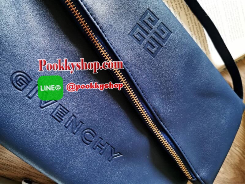 Best Seller!! Givenchy Parfums Black Leather Clutch (Premium From Counter Brand) กระเป๋าสะพายหนังนิ่มเรียบ Polyester100% สีดำเเบบสวยดูดีคลาสสิคไม่มีเอ้าท์ เปิดปิดด้วยซิป อะไหล่ทอง หัวซิปประดับพู่ ด้านหน้าปั้มโลโก้ GV ตัวใหญ่ ภายในมีช่องเล็กใส่ ipad กระเป๋