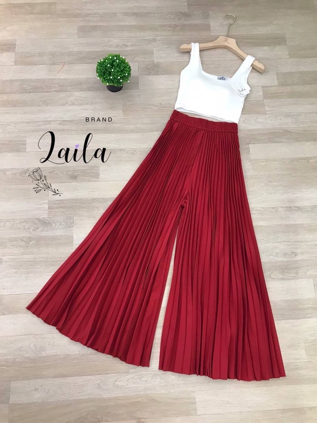 ชุดเซทแฟชั่น เซ็ทเสื้อครอปทรงคอเหลี่ยมสีดำ งานเสริมทรงที่อก กางเกงอัดพลีทอย่างดีโทนสีแดง