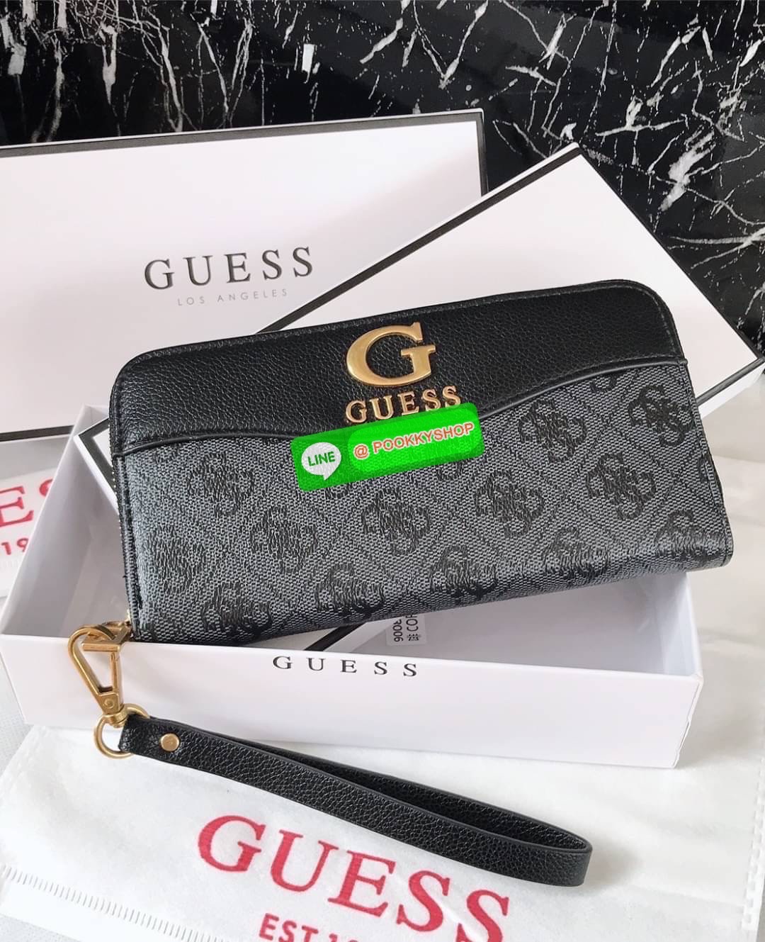 Guess งานแท้💯 outlet ถูกกว่าช้อปจ้ากระเป๋าสตางค์ใบยาวซิปรอบ งานสวย พร้อมสายคล้องมือ ถอดได้ มีถึง4ช่องใช้งาน ช่องใส่บัตรได้เยอะ อะไหล่Guessสีทอง หนังpUแท้ทำความสะอาดง่าย