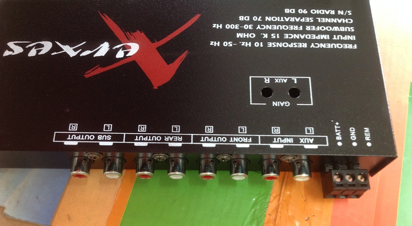 ด้านหลังของ ปรีแอมป์รถยนต์ 3 แบนด์ ยี้ห้อ XERXES สามารถใช้ USB เล่น mp3 ได้