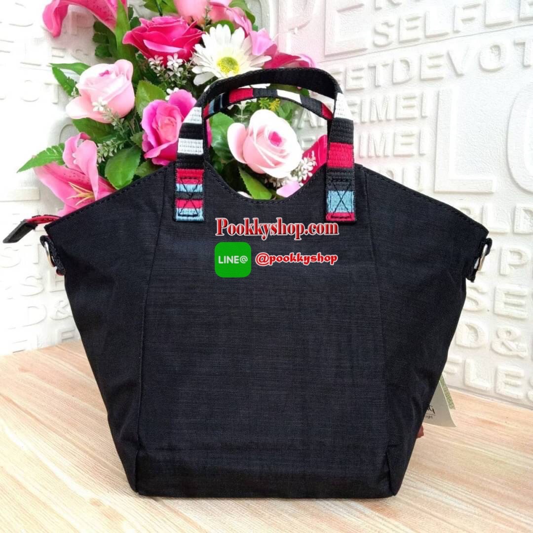 KILING NORI Handbag & Shoulder bag กระเป๋าถือหรือสะพายขนาดกลาง ทำจากวัสดุ ผ้า Nylonเคลือบ+Polyester น้ำหนักเบา จุดเด่นที่ช่องหลักมีขนาดใหญ่ พร้อมช่องซิปแยกย่อย สามารถใส่สัมภาระได้เยอะ มาพร้อมสายสะพายยาว สามารถปรับระดับได้ตามความต้องการ มีพวงกุญแจลิงห้อยตา