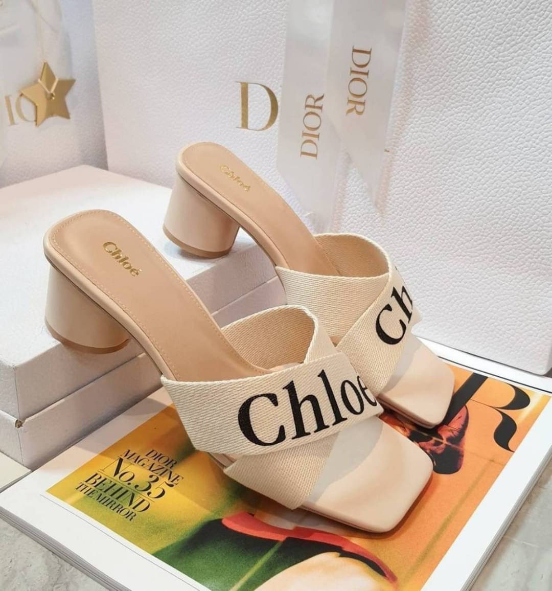 งานรีพีท มาแล้วคะ พร้อมส่งคร่าา รองเท้าส้นสูง maxi ส้นแท่งกลม 2" ทรงสวม สายคาดไขว้ผ้าแคนวาส พิมพ์ลาย chloe' สวยเก๋มากๆ พื้นปั๊มแบรนด์ ใส่สบายมากๆ ใส่สบายๆๆชิวๆ