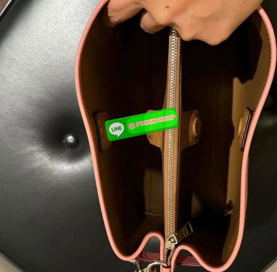 🔆 Model COACH CH190 HANNA SHOULDER BAG WITH COACH 🔆 Details น้องใหม่ เรียบหรู ดูแพง กับกระเป๋าสะพายไหล่ทรงสวย โทนสีคลาสสิค ดีไซน์ตกแต่งสายคาดจับจีบข้างกระเป๋าเพิ่มดีเทล มาพร้อมหูจับถอดแยกได้ สะพายเดี่ยวได้ และสายสะพายข้างสะพายแบบเก๋ๆ ปากกร