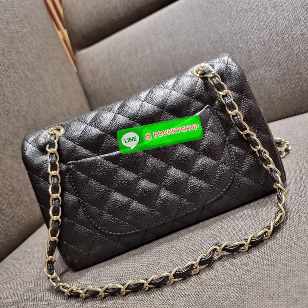 RESTOCK!! HOT ITEM!! Chanel premium for gift กระเป๋าสะพายหนังสังเคราะห์ลายคาร์เวีย อะไหล่พร้อมโซ่สะพายสีทอง ตัดกับกระเป๋าได้อย่างลงตัวและโดดเด่น เปิด-ปิดกระเป๋าด้วยตัวบิดล็อค ภายในกระเป๋ามีฝาปิดอีก 1 ชั้น บุหนังสีแดงโลโก้เด่น คม ชัด!! มีช่องโล่งกว้างจุของ