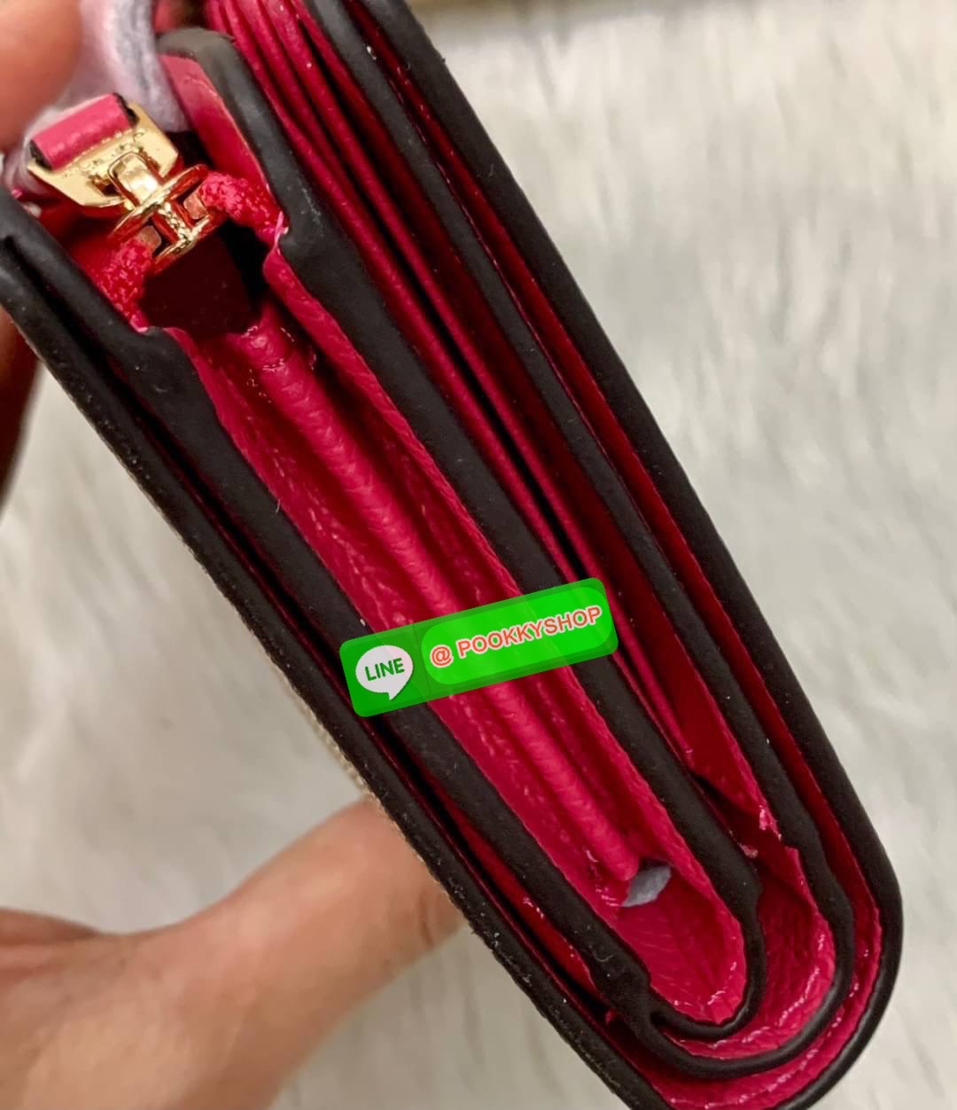 COACH MEDIUM CORNER ZIP WALLET IN SIGNATURE CANVAS ((53562)) 💋กลับมาอีกครั้งค่ะ! กระเป๋าเงินใบกลางหนัง pvc canvas สวยงามค่ะ เปิดปิดช่องหลักด้วยกระดุมภายในมีช่องเสียบบัตรได้ถึง10ช่อง ช่องใส่ธนบัตรหนึ่งช่อง; และช่องซิปสำหรับใส่เหรียญอีกสองช่อง แยกสั