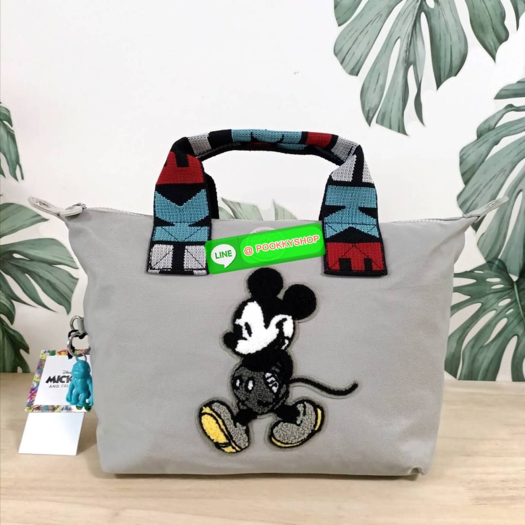 Kipling KALA Mini Disney's Mickey Mouse Handbag กระเป๋าถือหรือสะพาย วัสดุ Polyamide+Polyester รุ่นใหม่ล่าสุด Collection Mickey's ลายน่ารัก ผิวสัมผัสนุ่ม ลื่น พร้อมตัวการ์ตูน Mickey Mouse ไหมพรม ตกแต่งด้านหน้า ช่องหลักโล่งกว้าง พร้อมช่องแยกด้านข้