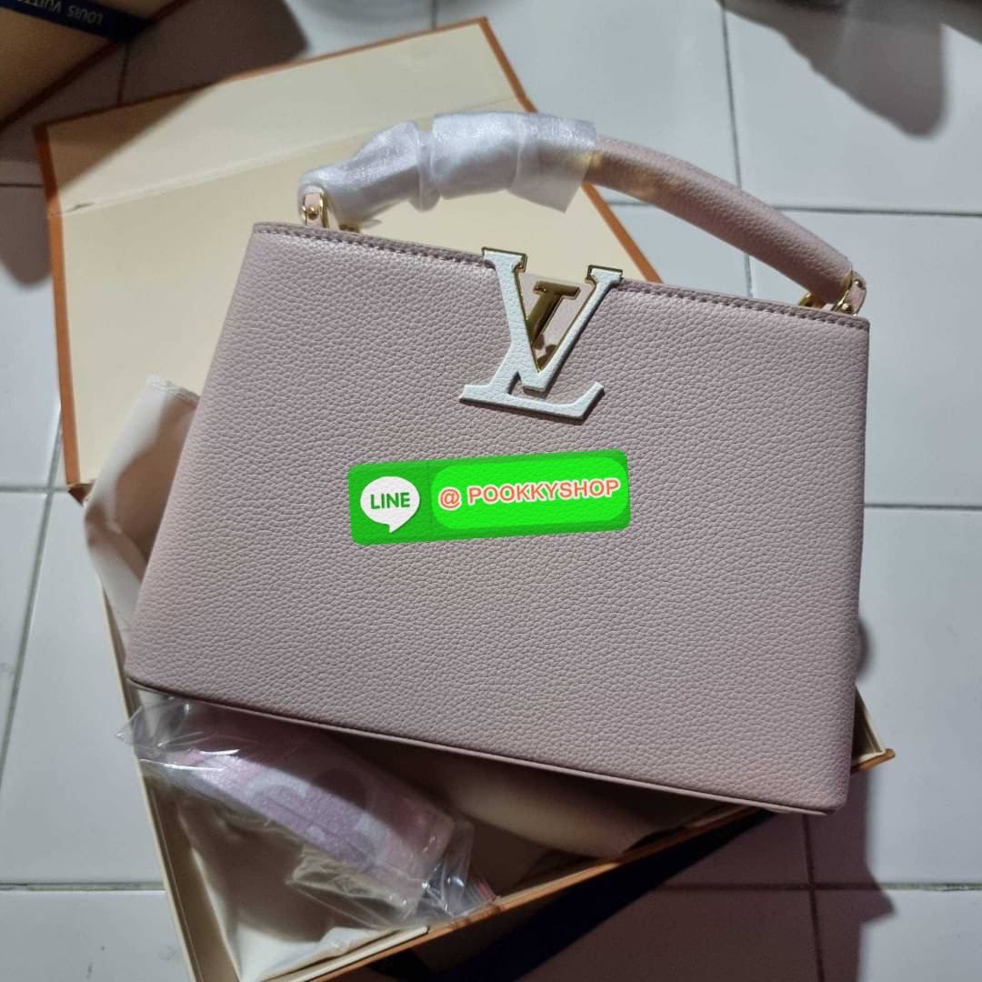 NEW IN!! LV capucines top handle วีไอพีพรีเมี่ยมกิ๊ฟจากเคาน์เตอร์ ที่สุดของความสวยในราคาเบาๆ กระเป๋าถือสุดหรู ดีไซน์ทรงคลาสสิค พร้อมลวดลายหรูหรา มาพร้อมหูจับในตัว ด้วยรูปทรงวินเทจและวัสดุหนังลูกวัว สัมผัสดี ขับผิว ทำให้ไอเท็มนี้สะกดทุกสายตาจริงๆ และยังมีล