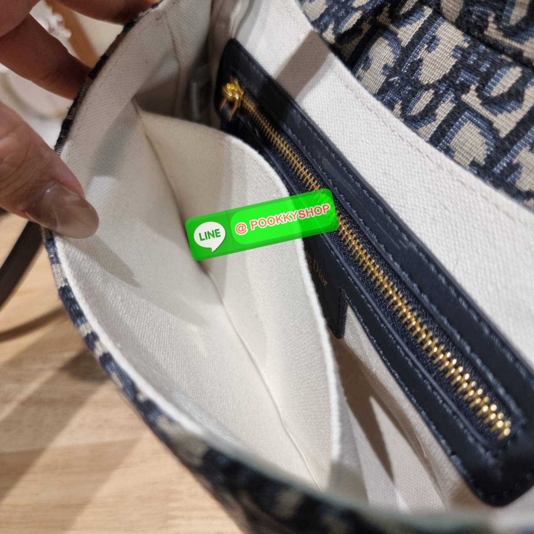 กระเป๋าสะพายทรงสวย ดีไซน์โลโก้โดดเด่นและหรูหรา ดีเทลดูดีมีกิมมิคในตัว