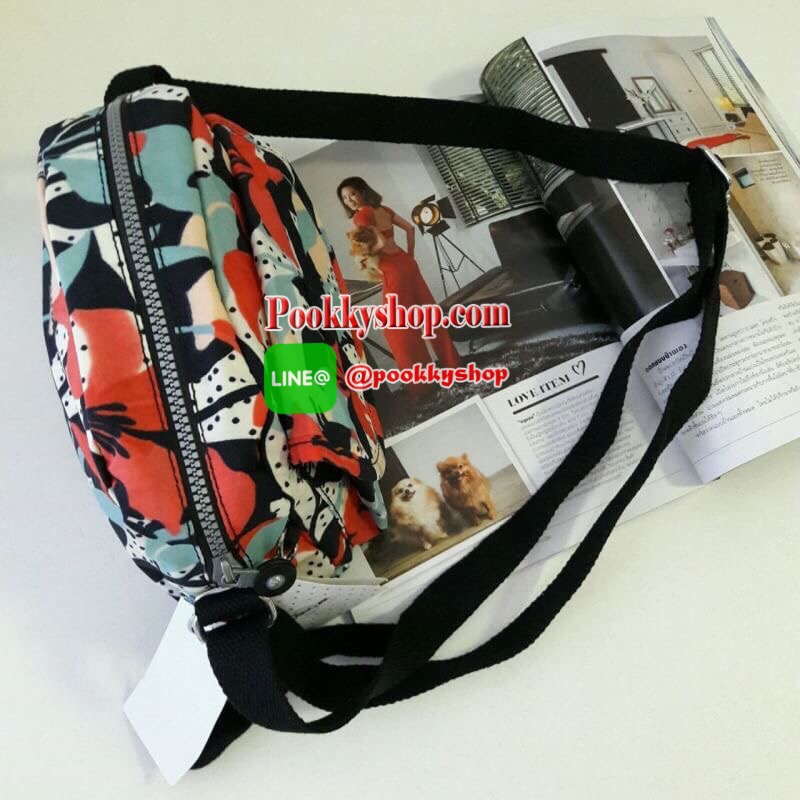 พร้อมส่ง KIPLING mini handbag k15313 กระเป๋าสะพายสุดน่ารัก ด้วยทรงกระเป๋าที่แสนจะน่ารัก มีความโค้งมน ขนาดกำลังดี ใช้งานง่ายๆในทุกวันของคุณ มีช่องด้านหน้าเปิดปิดง่ายด้วยตีนตุ้กแก และช่องอเนกประสงค์ปิดมิดด้วยซิป พร้อมพวงกุญแจน้องลิงอันเป็นเอกลักษณ์ของแบรนด์