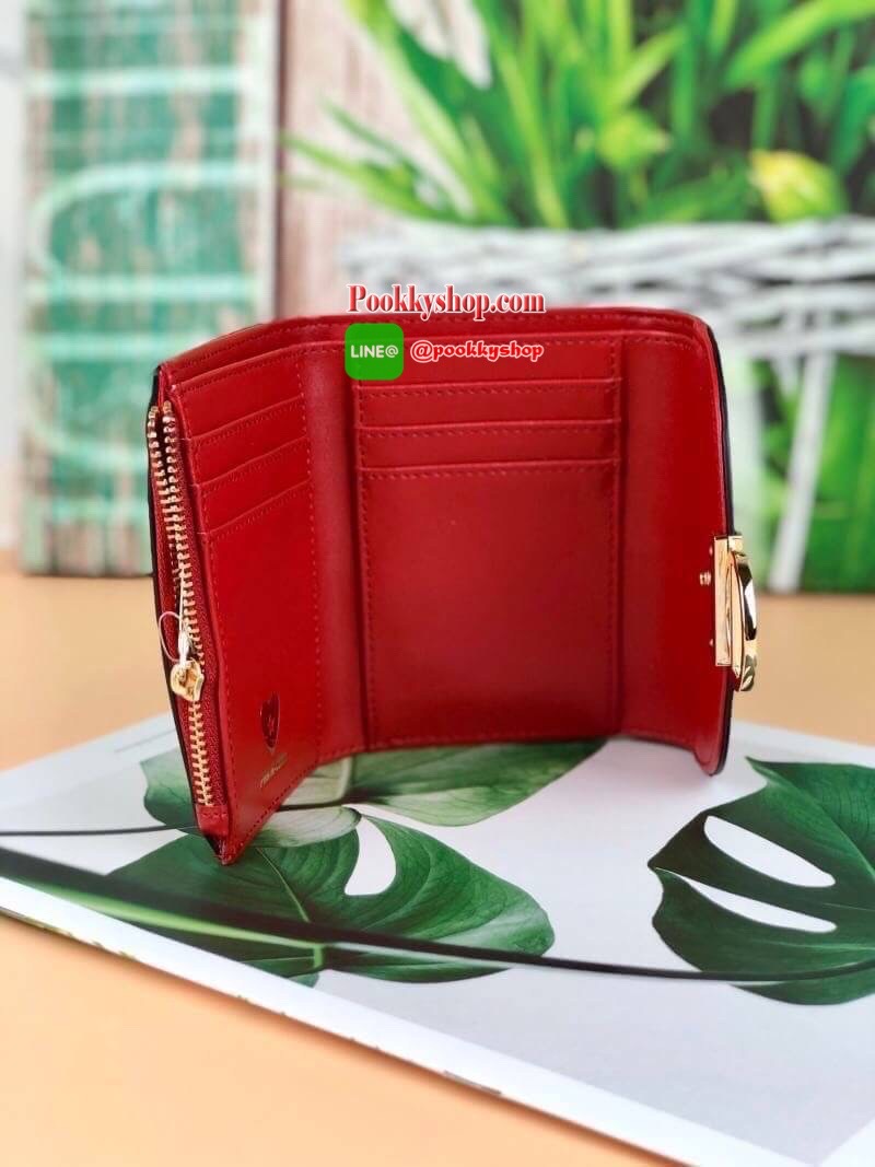 Lyn Paramour Short Wallet กระเป๋าเงินใบสั้นแบบ 3 พับ จับกระชับมือ วัสดุหนังเรียบ ด้านหน้ามีจุดเด่นตรงที่เปิดปิดมีโลหะวงกลม เปิดปิดแบบกระดุม มีช่องซิปใส่เหรียญ ช่องการ์ด 6 ช่อง และยังมีช่องใส่ธนบัตรได้ตามยาว แบบค์100/1000 ใส่ได้ทุกแบงค์ค่า เหมาะกับการใช้กั