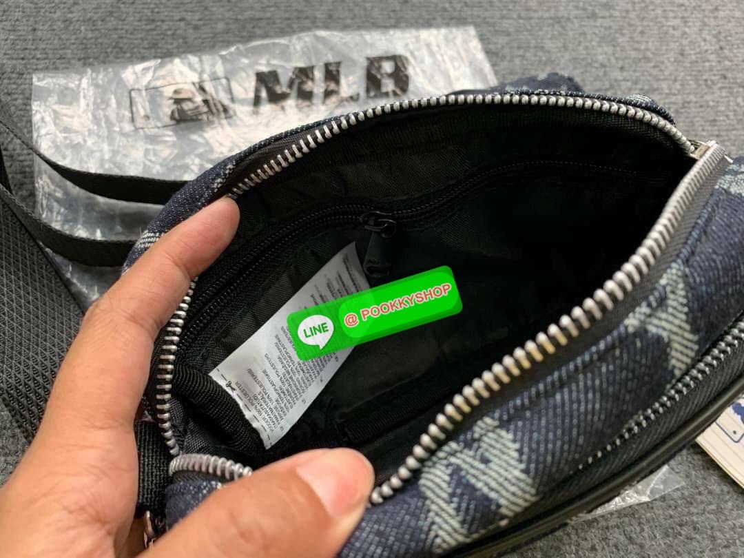 MLB NY แท้💯รุ่นนี้เป็นสองซิบ มาพร้อมใบลูกน่ารักมากๆค่ะ กระเป๋าวะพายข้าง ทรงสวยดีเทลเก๋ ปักโลโก้NYบนกระเป๋างานสวยมากๆค่ะ สีสวยเท่สุดๆใส่กับอะไรก็แมทสุดๆสีดำ สายปรับได้ตามระดับค่ะรุ่นนี้ไม่มีไม่ได้แล้วน๊า ป้ายแท็กในตัว งานน่ารักมากๆค่ะ ราคาโปรโมชั่น