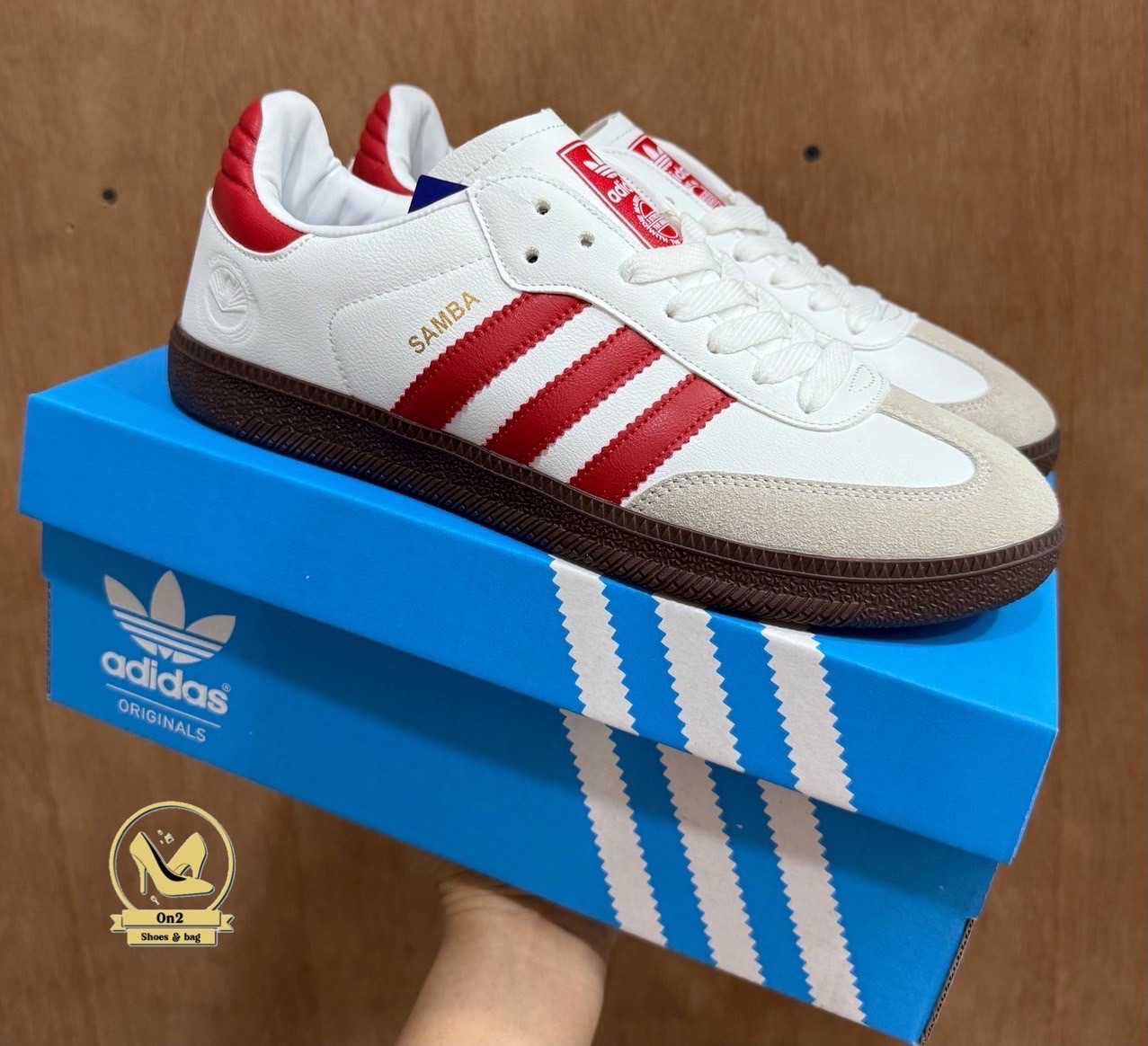 Adidas Samba รองเท้ารุ่นตำนาน จากใส่เตะบอล แต่กลับกลายมาเป็นไอเทมแฟชั่นระดับโลกSamba มาในทรงวินเทจสุดคลาสสิก พื้นยางทรงหมากฝรั่งกับแถบ 3 เส้นเอกลักษณ์ของแบรนด์ ให้ลุคเท่แบบสตรีทสไตล์ ใส่สบาย ใส่ได้ทุกวัน ไม่ว่าจะจับคู่กับกางเกงยีนส์ เสื้อยืด หรือชุดเดรสก็