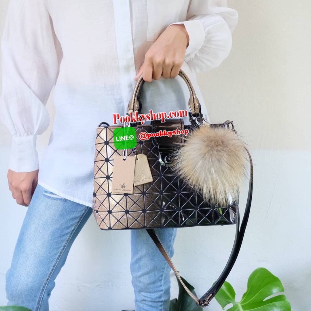 รุ่นขายดีทรงสวย หายากมาเพิ่มแล้วค่ะ!! Mix shade colors !! Tone Black xPeach Limited พิเศษที่ สวยไม่ซ้ำใคร แถมยังลาย หายาก ทรง Handbag น่ารักมาก ค่า ( เนื่องจากสีเฟด ดังนั้นแต่ละใบลายสีอาจจะมีความแตกต่างกัน ) แต่ยังคงสวย แน่นอนค่า ฟรี พวงกุญแจปอมๆ มูลค่า 4