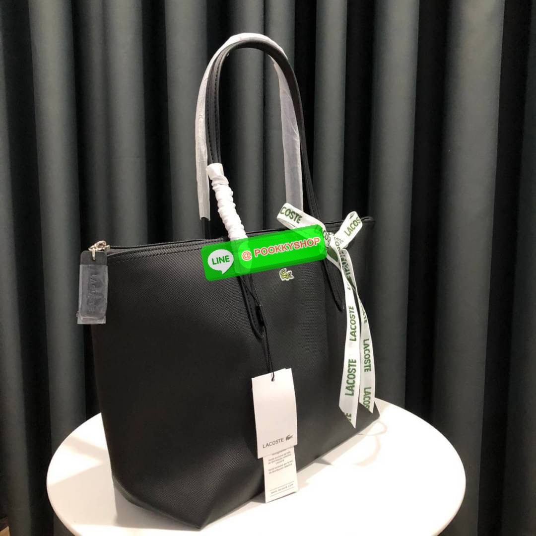 ลาคอส Classic Tote Bag กระเป๋าสะพายทรงช้อปปิ้งหลากสีรุ่นยอดนิยมด้านหน้าประดับโลโก้จระเข้สัญลักษณ์แบรนด์ ภายในกว้างจุได้เยอะ เปิดปิดด้วยซิปสะดวกใช้ มี1 ช่องซิปเล็ก หัวซิปปั้มเเบรนด์ วัสดุกันน้ำ ขนาดกำลังดี ใส่หนังสือ เอกสารA4 ของใช้ได้เยอะ สวยทุกสีค่ะ